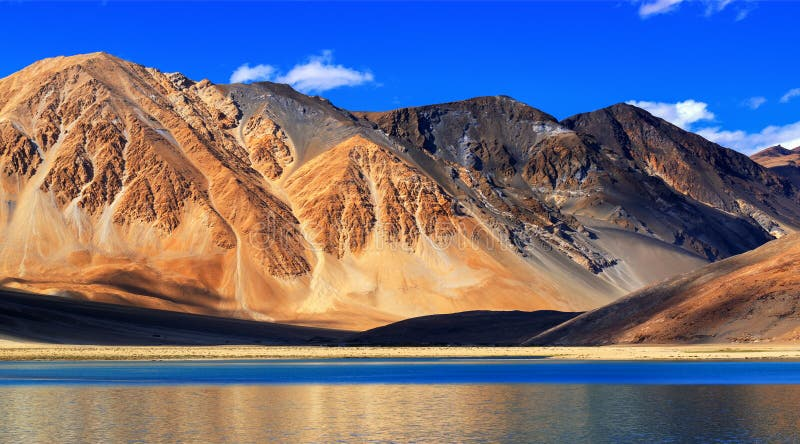 Discover Srinagar: 2 Nights Mughal Gardens and Dal Lake Experience